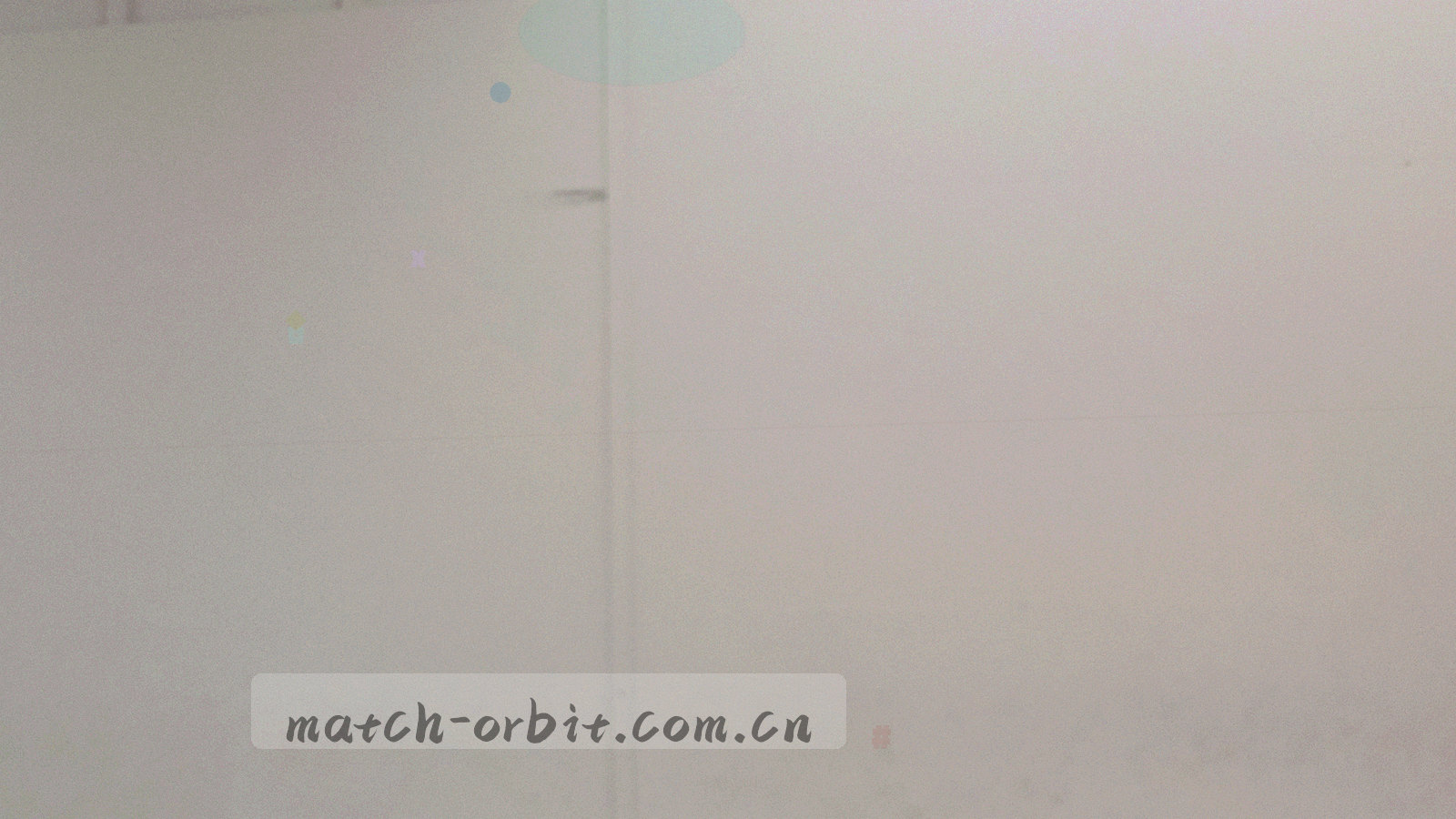 夜间赛场灯光与看台虚影交叠，画面偏暗调高对比